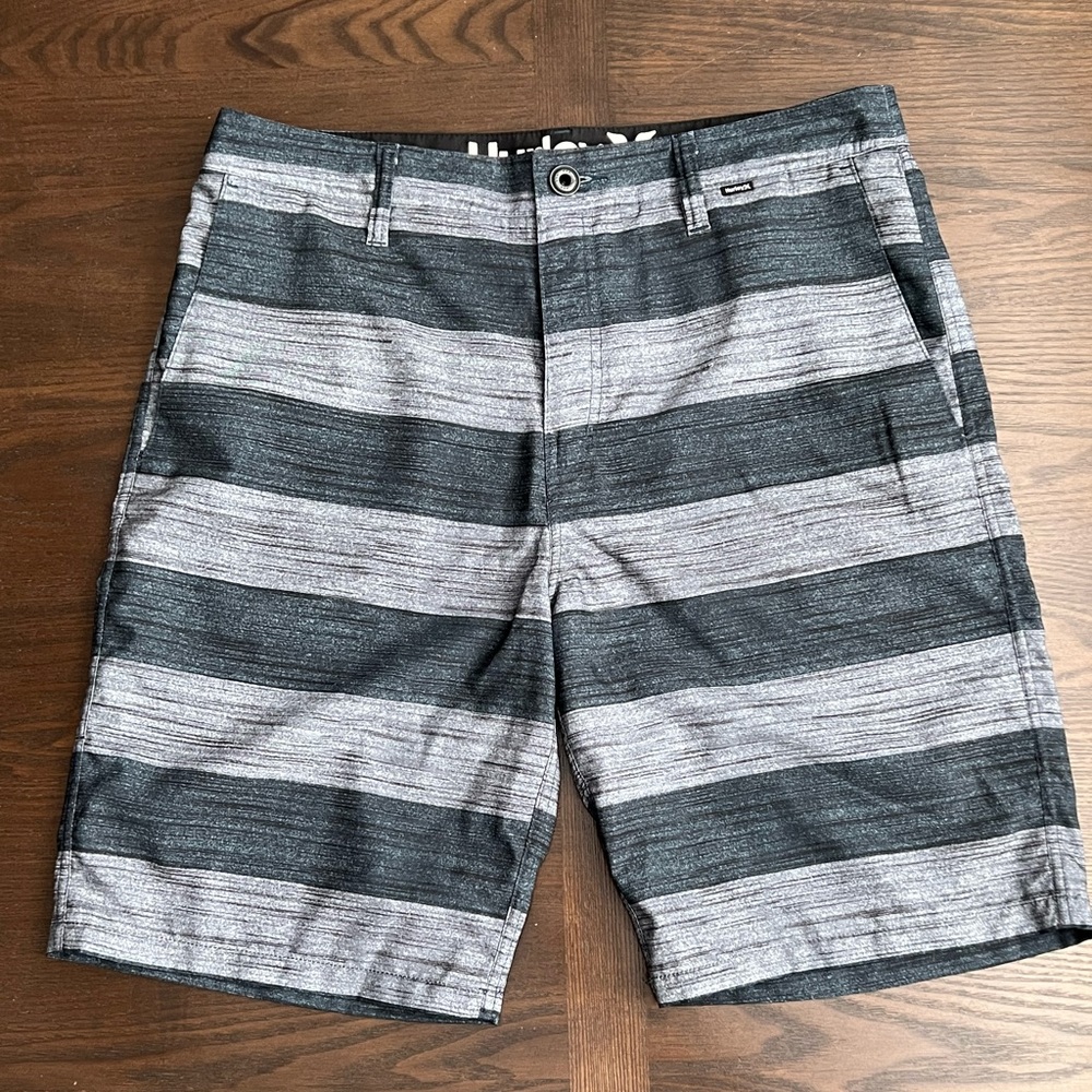 Men’s Hurley size 32 swim shorts 🩳.